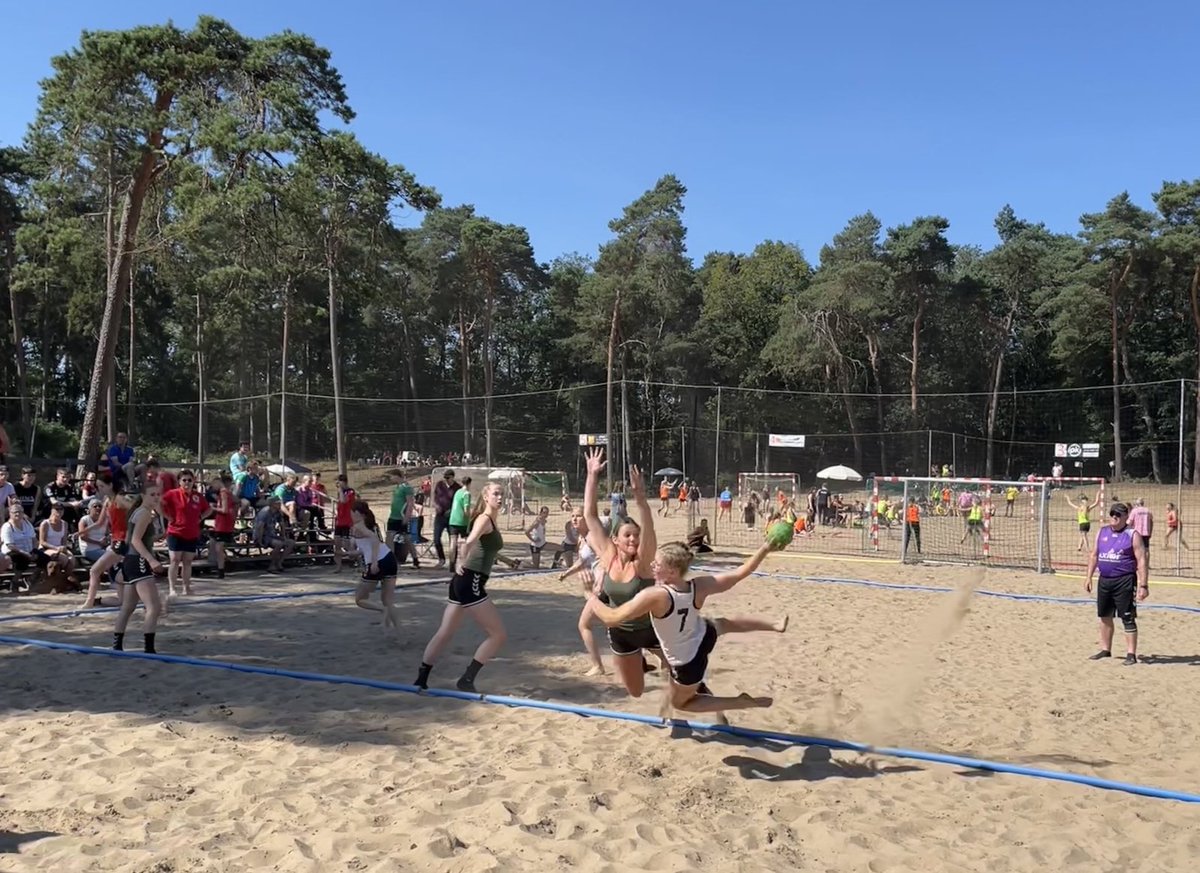 HVUnitas's tweet photo. Dag twee van het Unitas beach handbaltoernooi is weer in volle gang💪fantastische sfeer en mooi weer, welkom in Rolde. https://t.co/R8LROm6uEc