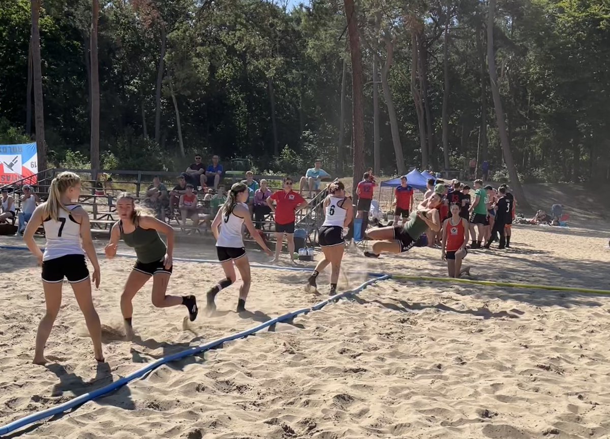 Dag twee van het Unitas beach handbaltoernooi is weer in volle gang💪fantastische sfeer en mooi weer, welkom in Rolde.