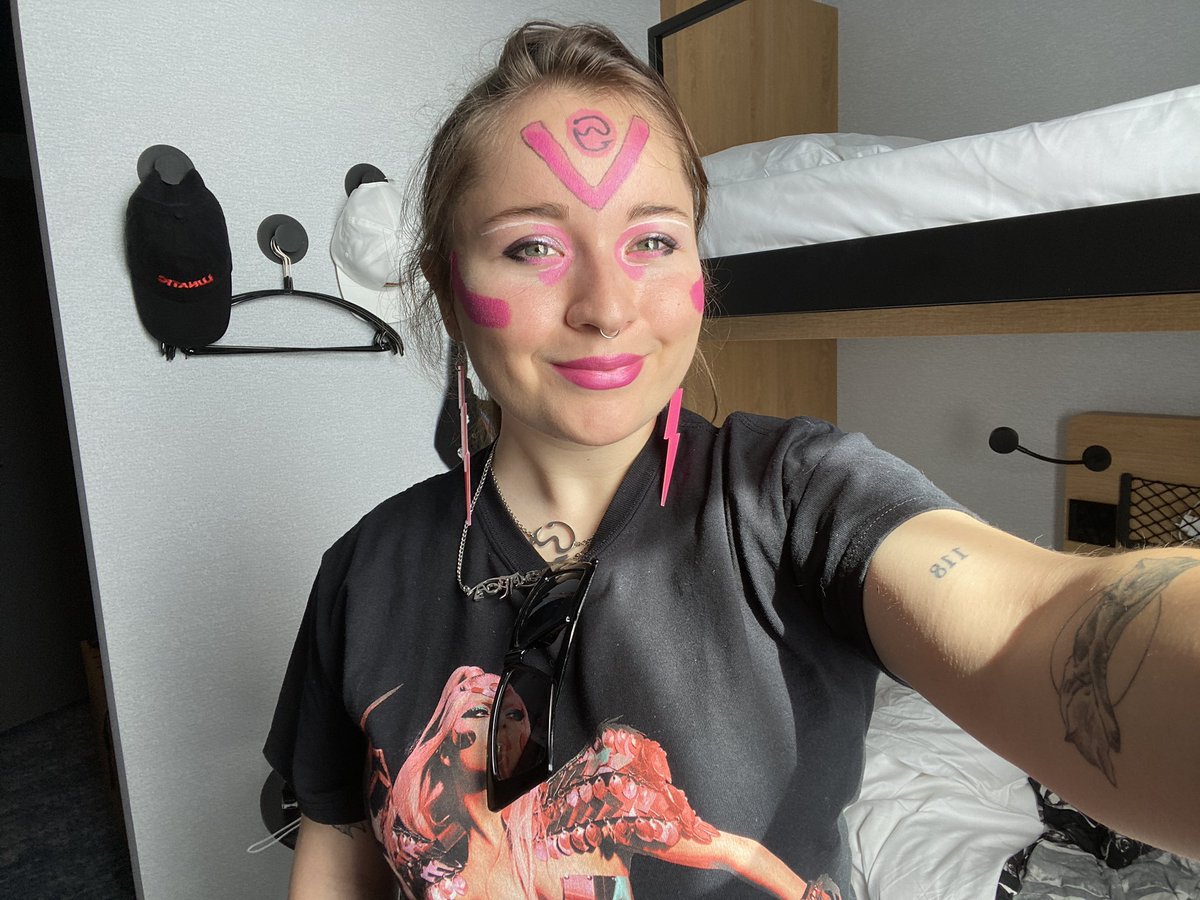CakeLikeElodie's tweet photo. #chromaticaballtour https://t.co/5vZ6aCYu7Q