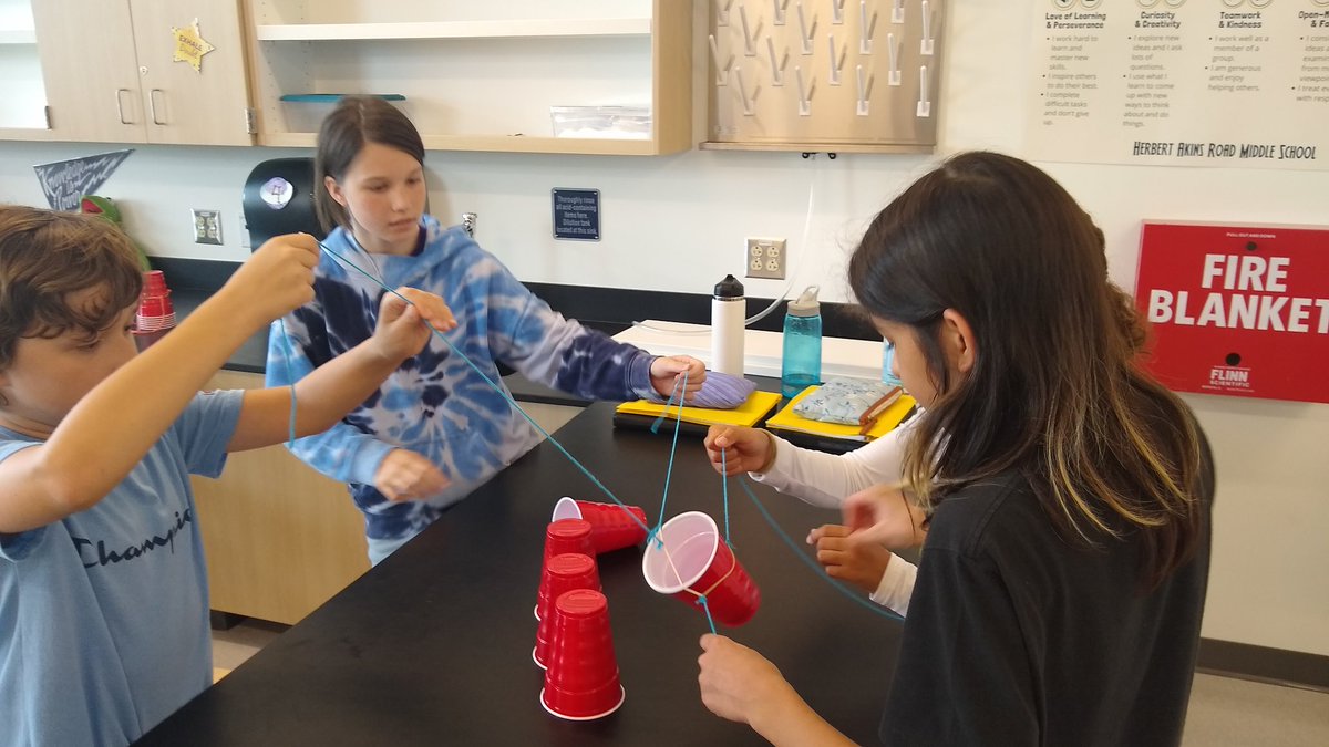ScienceHitesman's tweet photo. Applying the 4C's as 6-1 Nighthawks learn about teamwork! @ScienceHitesman #takingflight https://t.co/7VI9ynQuqw