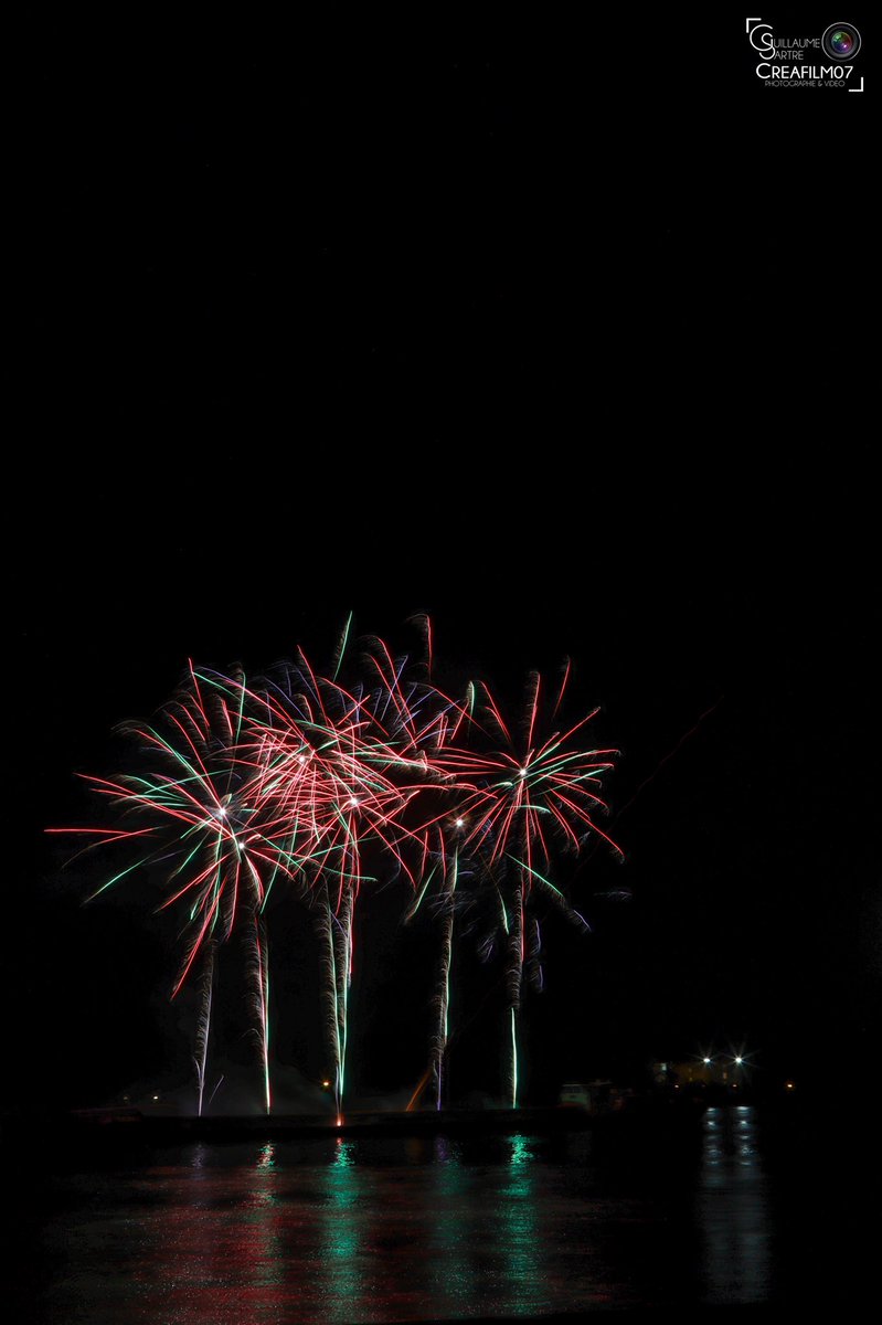 CREAFILM07's tweet photo. Feu d'Artifice du 13 juillet 2022 sur la commune du Pouzin
#ardeche #lepouzin #creafilm07 #feudartifice #fetenationale #13juillet #bal #rhone #surlerhone #bateau #peniche https://t.co/rzPLzfpqoJ