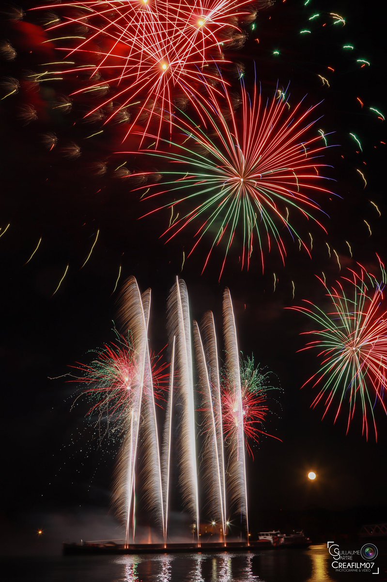 CREAFILM07's tweet photo. Feu d'Artifice du 13 juillet 2022 sur la commune du Pouzin
#ardeche #lepouzin #creafilm07 #feudartifice #fetenationale #13juillet #bal #rhone #surlerhone #bateau #peniche https://t.co/rzPLzfpqoJ