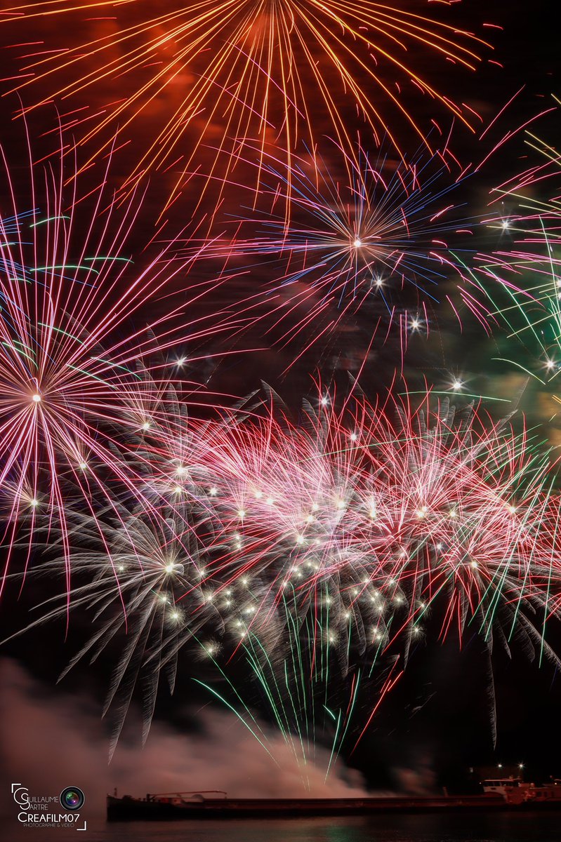 CREAFILM07's tweet photo. Feu d'Artifice du 13 juillet 2022 sur la commune du Pouzin
#ardeche #lepouzin #creafilm07 #feudartifice #fetenationale #13juillet #bal #rhone #surlerhone #bateau #peniche https://t.co/rzPLzfpqoJ