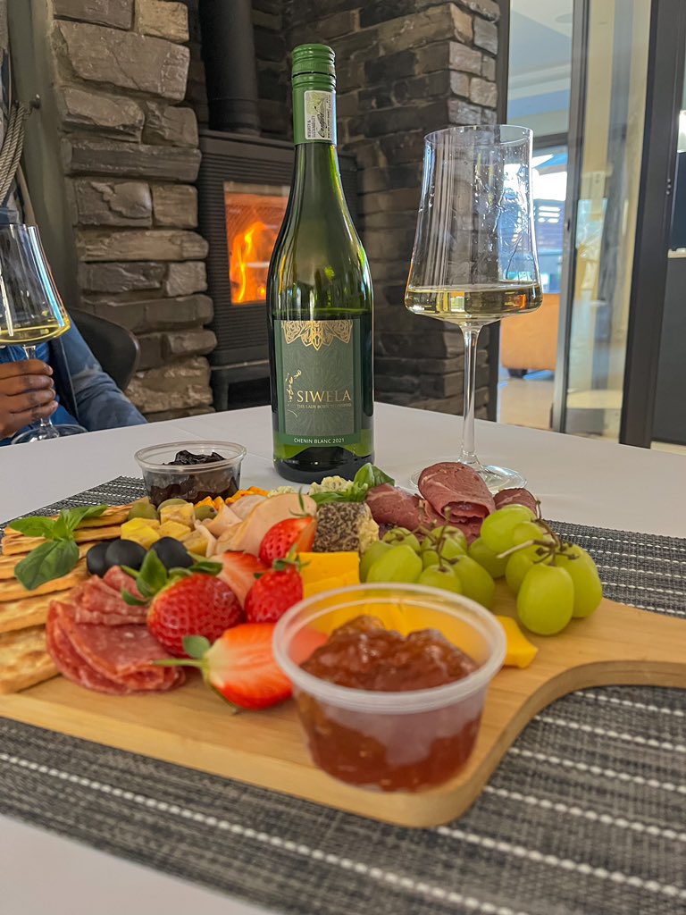 Ending the weekend! 

A taste of ripe yellow apple, passion fruit and guava. What's there not to like about this classic Chenin Blanc from @siwelawines? It is a complete beauty, a very fresh and fruity finish. 

#siwelawines #cheninblanc #whitewine #stellenboschwine