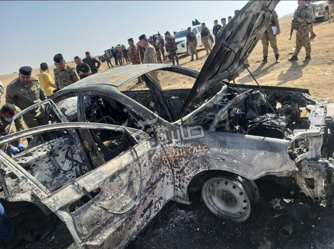 KeremSchamberg's tweet photo. Gerade eben hat es wieder einen türkischen Drohnenangriff im ezidischen Gebiet Shengal in Südkurdistan gegeben. Ein Auto wurde bombardiert. Ersten Angaben zufolge wurde ein ziviles Auto dabei zerstört. Es soll fünf Tote geben, darunter eine Frau. https://t.co/lahHJbHFhi