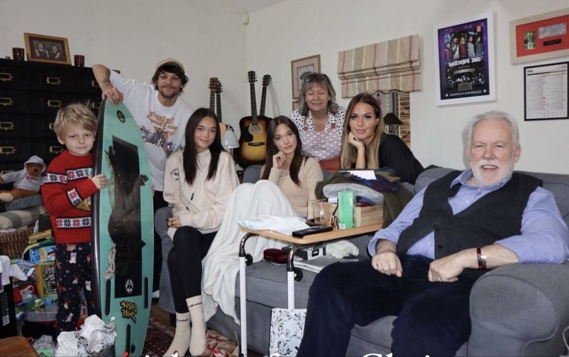 HLKUpdates's tweet photo. 📸| ¡Louis y su familia en navidad! 🎄

©️Lottie Tonlinson https://t.co/JcCkj2BL6T