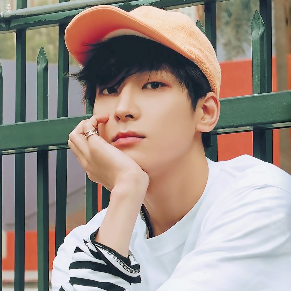 odetojeonboo's tweet photo. eight.
push and pull
(rewritten)

wonwoo thinks it's a bad idea to kiss seungkwan, his long-time best friend. somehow, the traffic lights help him decide.

— by areumdawoah
— 3k+ words
— wonboo making out, eng one-shot
— finished!

🔖 https://t.co/9d0bq5AEm6

#OTWonShotLeft https://t.co/LHHAfZ7hVN