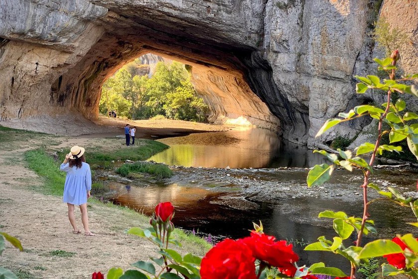 Cuevastur's tweet photo. Las #Merindades, en Burgos, ofrecen paisajes increíbles, también de #cavidades con un patrimonio cultural y natural único en nuestro país. Hablamos de @ojoguarena y de su original entorno. Descubre el #Turismo #Sostenible de España con #ACTE @trendencias
https://t.co/OnxcBhVPyf https://t.co/8U5Hb0iBIi