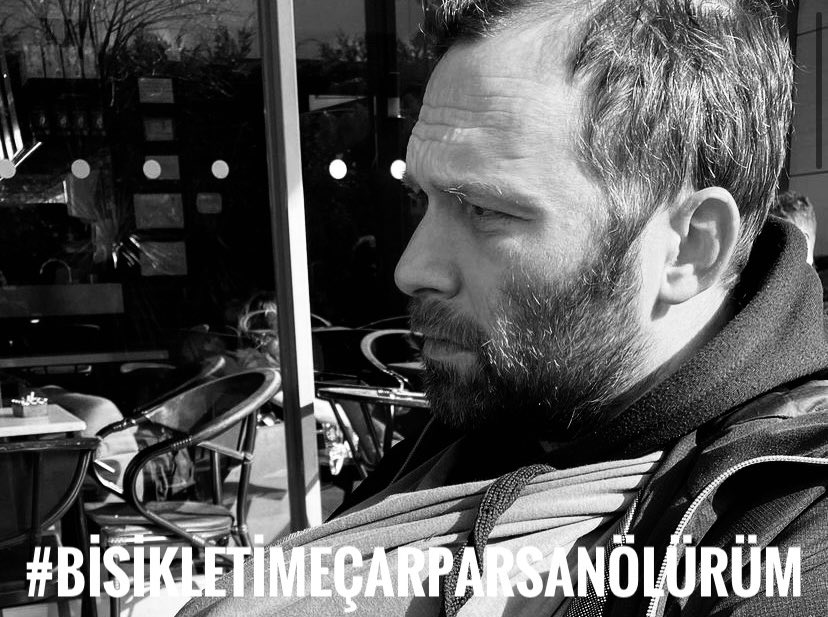 Dün İzmir'den İstanbul'a pedallayan Savaş Kader Bandırma yakınlarında arkadan çarpan kamyonet yüzünden vefat etti. 

<a href="/donkisotcycling/">Don Kişot Bisiklet</a> üyesi Savaş, bir baba, eş ve bisikletsever idi. Acımız büyük, sevenlerine başsağlığı dileriz #bisikletimeçarparsanölürüm