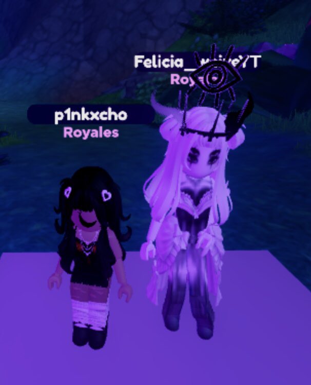 glxryrh's tweet photo. totally did not just meet midnificent😻🫶🏻💗 #ROYALECON2022 #royalehigh #midnificent #rhcon https://t.co/ZDG4jjsftK