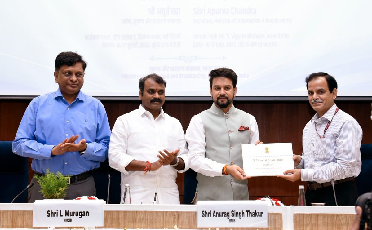 PIB_India's tweet photo. Union Minister @ianuragthakur and MoS @Murugan_MoS  addresses the valedictory session of 3rd Annual Conference of IIS Officers.

The 2-day conference revolved around aspects such as Role of IIS Officers in Public Communication &amp; Communication for India@2047 https://t.co/2rlO1X8AYW