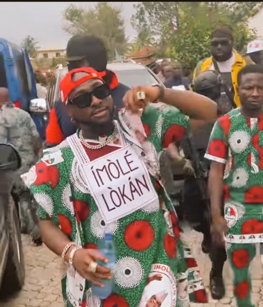 BlesynAtta's tweet photo. This man @davido right here is a clear definition of family over everything. How he’s turned up and stood by his uncle during this election is what we live for. 
You don’t need to be his fan to appreciate his love for family. 
 👏🙇‍♀️
A hearty congratulations to the ADELEKEs https://t.co/FoPv4haUIC