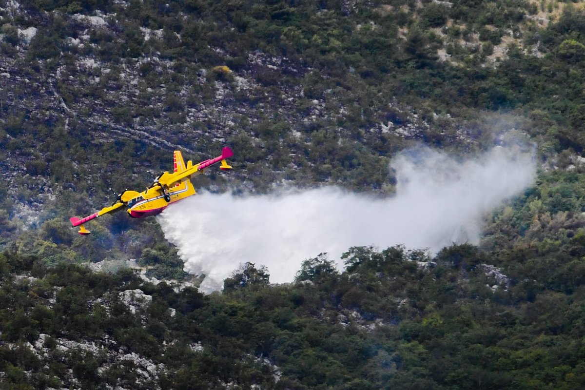 Protupožarni avion #Canadair CL-415 upućen je 🇸🇮 radi pružanja pomoći u gašenju požara na području Renški vrh u blizini Nove Gorice. Ministar obrane donio je naredbu o uporabi #HV radi pružanja humanitarne pomoći u gašenju požara u Republici Sloveniji #RescEU