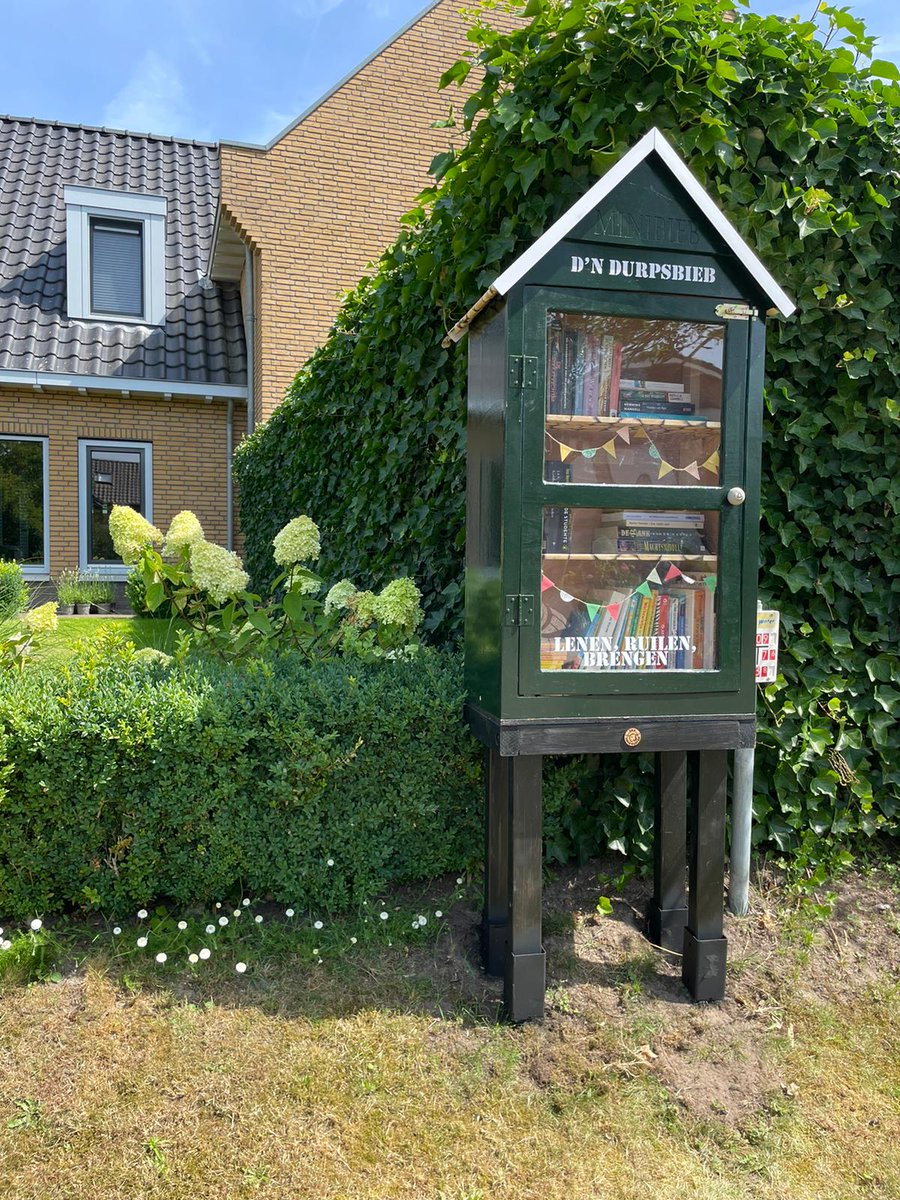 D'n #durpsbieb is een feit in #Dennenburg.  #vooriederwatwils #minibieb #lenen #ruilen #brengen. #in <a href="/overdndam/">overdndam</a> is altijd wat te doen