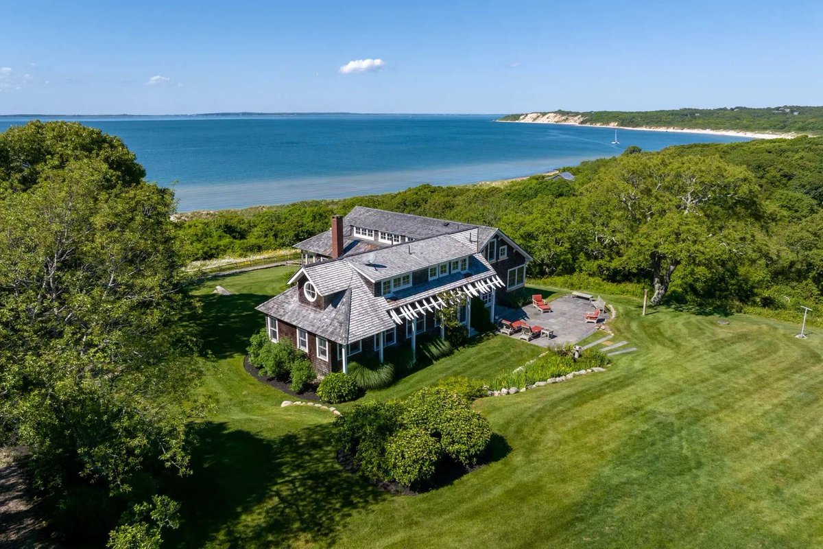 sothebysrealty: Extraordinary Property of the Day: Private Waterfront Estate in West Tisbury, Massachusetts represented by Wallace & Co. Sotheby's International Realty. s.sir.com/3RCNeGN

#sothebysrealty #realestate #luxury #curbappeal #luxuryreal…