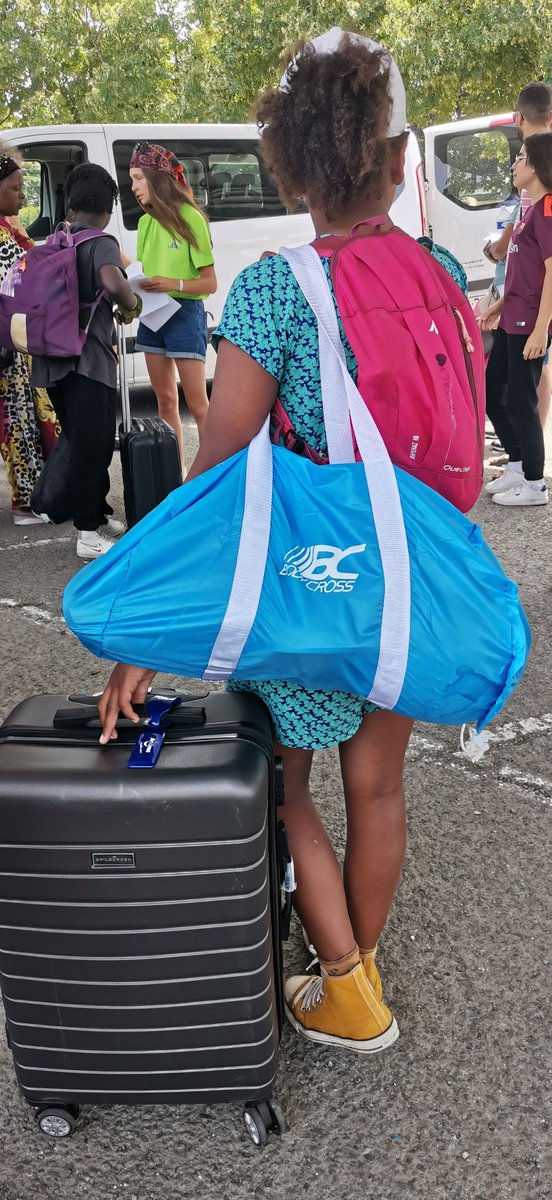 MASSALYDESVAUX's tweet photo. Les départs en colonie #vacancespourtous avec l'exemple @poitiersfr. Des séjours sportifs  #equifun #sportpourtous "Des aventures joyeuses , communes et durables pour se fabriquer des souvenirs inoubliables, créer des amitiés fortes et devenir les adultes épanouis de demain" https://t.co/UtJYGzdsxl