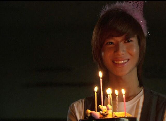 taemthinker's tweet photo. #HAPPYTAEMINDAY 
Aspired to be a singer at a young age, debuted as main dancer at 14, made his own name at 21. Dedicated half of his life for his craft and became an inspiration to everyone. All i wish is your happiness. Happy birthday love 🎉 #투데이이즈_태민쓰데이 https://t.co/tJUoqCKSOQ