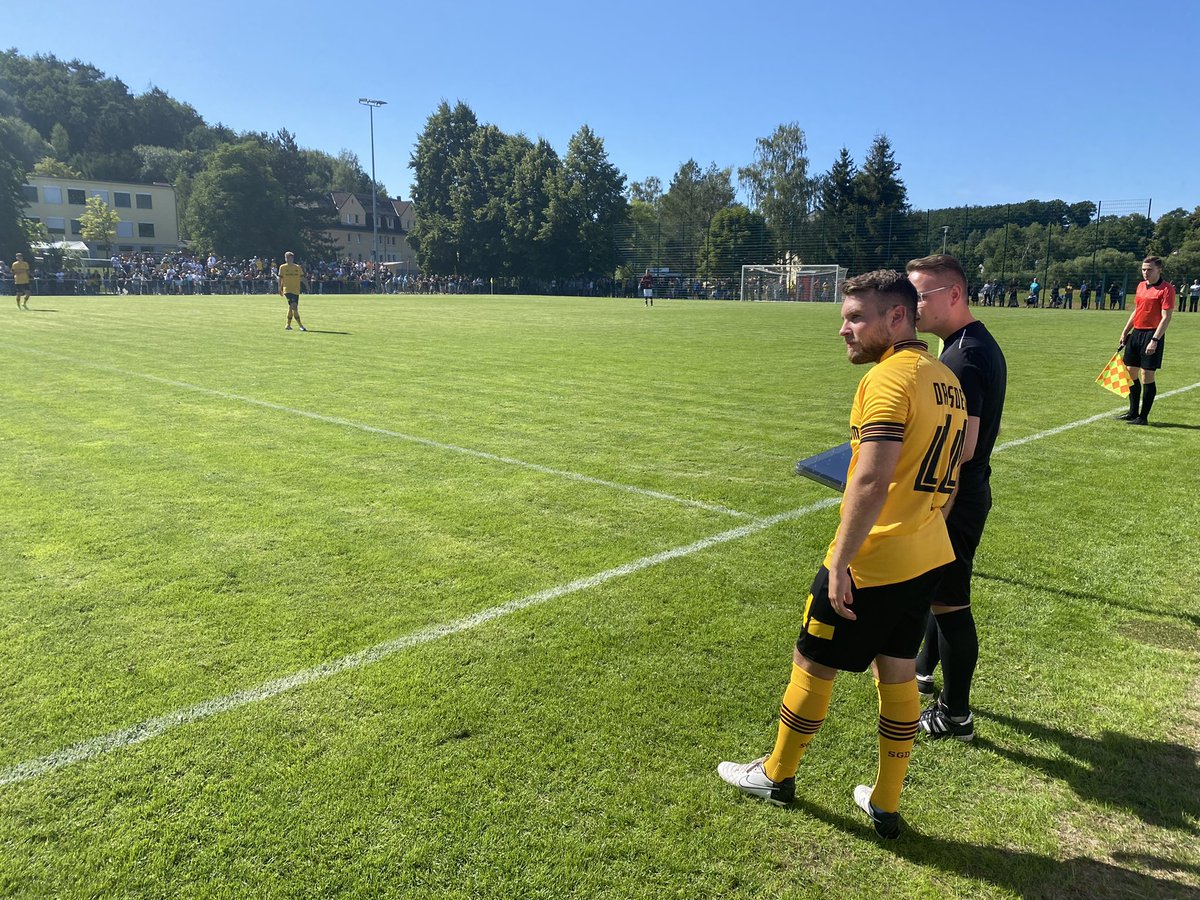83‘ Teammanager mit Doppelfunktion 😉 Gegen den FCO, für den er 2018 leihweise ein halbes Jahr spielte, darf „Leo“ #Löwe ausnahmsweise noch einmal ein paar Minuten mitmischen.  Er kommt für Conteh #SGDFCO 2:1 #sgd1953