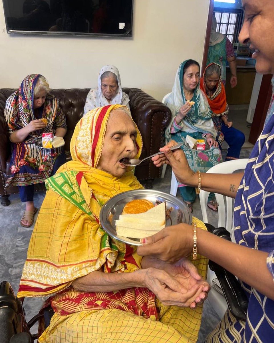 rha_india's tweet photo. 100M meal milestone calls for cake 🍰
#Multan, #Karachi & #Birtamode chapters celebrating our biggest milestone yet 💚
#RobinHoodArmy #RHA https://t.co/tertAwNBzm