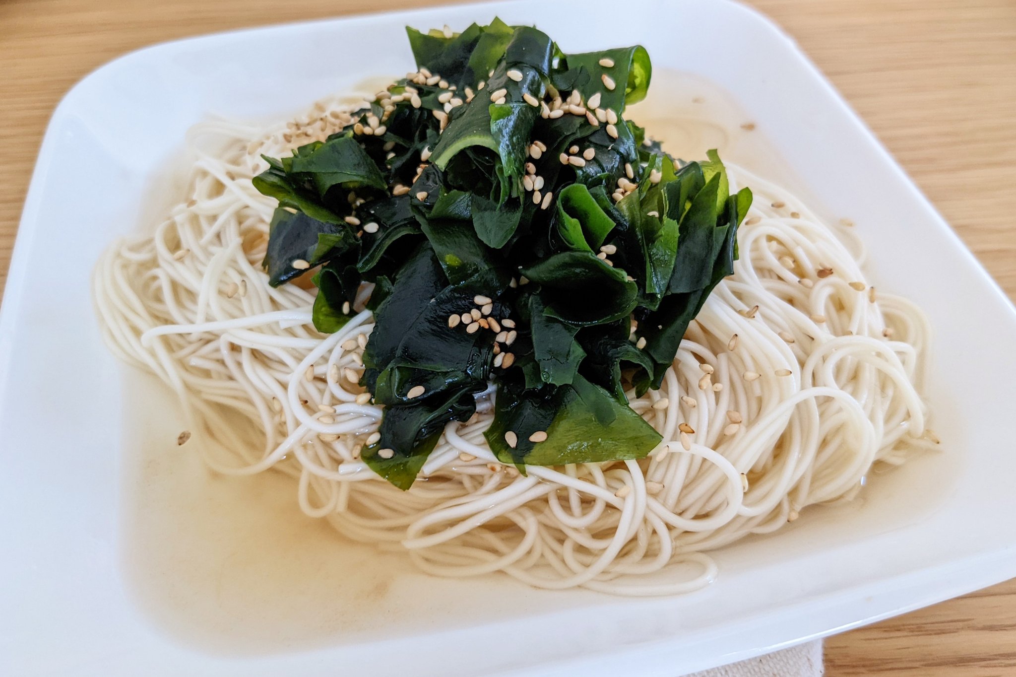 ハマごはん お手軽レシピ Al Twitter 夏にピッタリ 白だしわかめそうめん 乾燥わかめを水で戻して水気を切る そうめんを茹でて冷水で冷やして水気を切る 水 白だし だしの素 生姜チューブを混ぜる そうめんにわかめをのせて をかけて白ごまを振っ