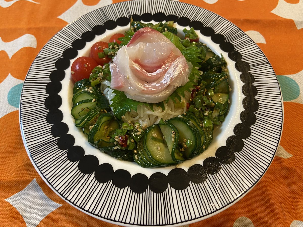 fuji_fan's tweet photo. ドロボーきゅうり漬け🥒😃
@rina_kitchen さんのレシピ👨‍🍳
鯛刺し🐟・プチトマト🍅と合わせ素麺でさっぱり😆めちゃ美味し
今日もかんぱーい◎！
#ドロボーきゅうり漬け #marimekko #siirtolapuutarha #シイトラプータルハ #keidas #ケイダス #料理好きな人と繋がりたい #料理大好き #おうちごはんlover https://t.co/qavE8ZPAOv