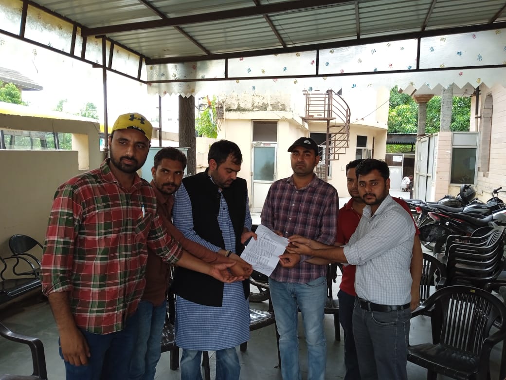 भर्त्ती पूरी करवाने कि मांग को लेकर विधायक <a href="/Chiranjeev_INC/">Chiranjeev Rao</a> जी को मुख्यमंत्री के नाम सौंपा ज्ञापन।
विज्ञापन संख्या 12/2019 #आईटीआई_इंस्ट्रक्टर_भर्ती जल्द पूरी करे श्रीमान।
 <a href="/cmohry/">CMO Haryana</a> <a href="/mlkhattar/">Manohar Lal</a> <a href="/priyankagandhi/">Priyanka Gandhi Vadra</a>
<a href="/CaptAjayYadav/">Capt Ajay Singh Yadav</a> <a href="/DeependerSHooda/">Deepender Singh Hooda</a> <a href="/BhupinderShooda/">Bhupinder Singh Hooda</a> <a href="/BJP4Haryana/">Haryana BJP</a> <a href="/INCHaryana/">Haryana Congress</a>