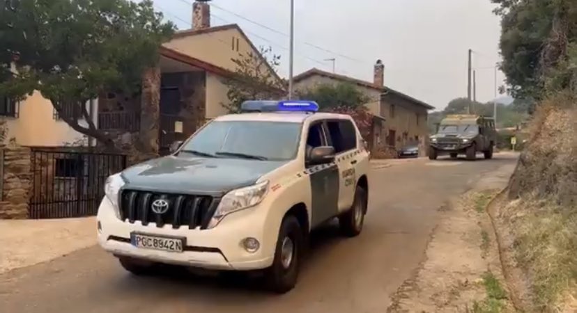 SubGobSALA's tweet photo. 🔥🚒 El despliegue actualizado de los medios del Gobierno en los incendios de #Salamanca es de más de 430 personas, 8 medios aéreos y más de 90 terrestres

▪︎@UMEgob:241 militares, 91 vehículos
▪︎@guardiacivil:110 agentes
▪︎@mitecogob con 2 #BRIF con 78 👨‍🚒 y 9 medios aéreos https://t.co/3KQ1Unm7iZ
