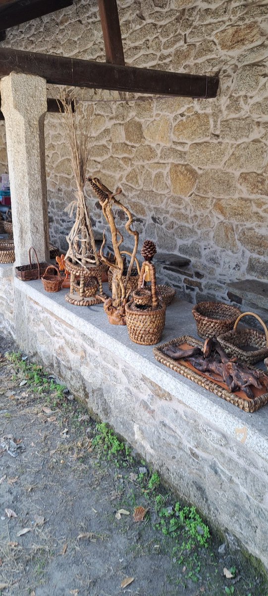 paseargalicia's tweet photo. Hoxe visitamos a @FeiraParga con motivo da XXVII Feira dos Callos Cantería e Artesanía.
Comenzamos descubriendo alguns dos artesans presentes nos famosos pendellos de #parga
#feiraparga
#guitiriz
#enlugosi
#pasearfeiraparga
#artesaniadegalicia https://t.co/SC7XNIKUy1