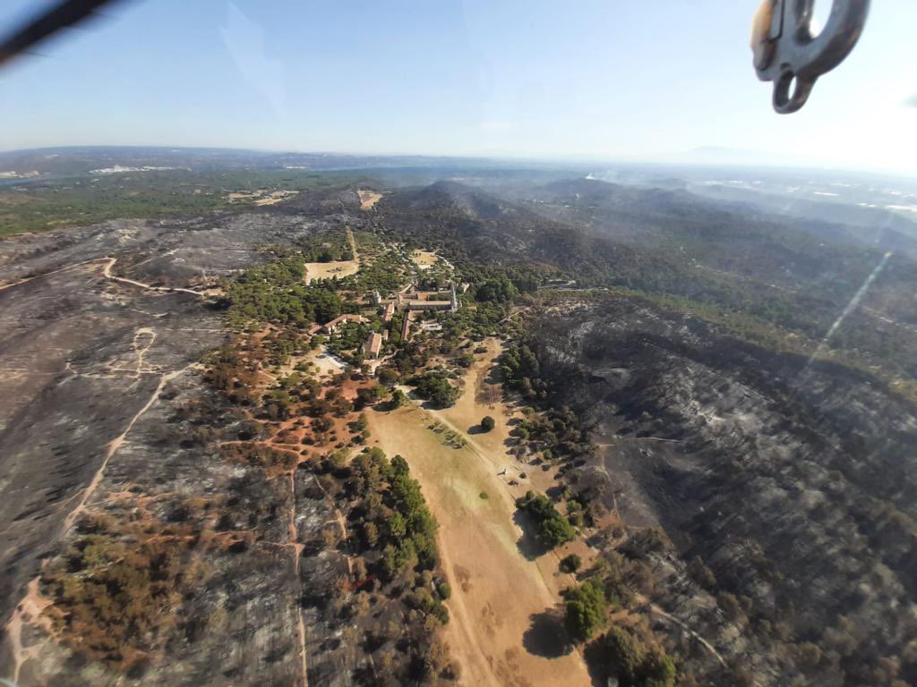 [🔴#Opérations] Une lutte acharnée pour protéger un monument historique et emblématique du @departement13 qui a porté ses fruits. L’abbaye de Frigolet a été épargnée des flammes du #FeuDeForêt de la #Montagnette.