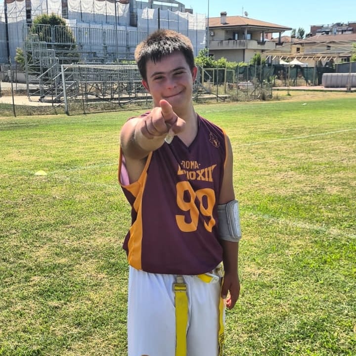Inizia oggi la 2ª Divisione per la Flag Senior della <a href="/LegioXIIIROMA/">Legionari Roma</a>.

Fra i ragazzi che dal settore giovanile esordiranno con la prima squadra ci sarà anche Angelo, per cui tutti sorrideremo così come fa lui.

bit.ly/3PwRful

🔴🟡⚫
#RomaSportsNetwork
#InsiemePerRoma