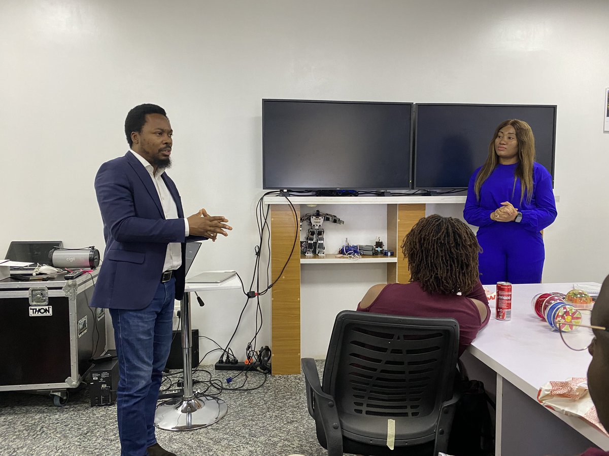 Chuks_Design's tweet image. I had a great time on Friday as I spoke about “Jump starting your career as a designer” at the designers hangout event. I was privileged to be around great minds @galleryofcode and sharing my knowledge with new and upcoming designers. 

#designer #uiux #design #event