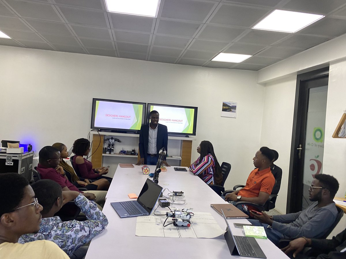 Chuks_Design's tweet image. I had a great time on Friday as I spoke about “Jump starting your career as a designer” at the designers hangout event. I was privileged to be around great minds @galleryofcode and sharing my knowledge with new and upcoming designers. 

#designer #uiux #design #event