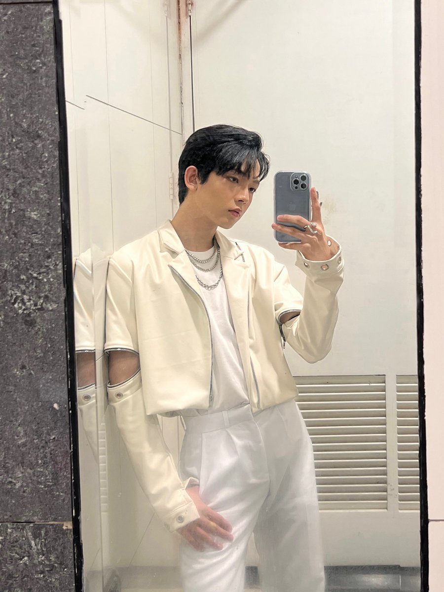 _jaysonlee's tweet photo. devils roll the dice, angels roll their eyes. 🤍

wearing custom pieces by @beaguerrero__ 

styled by #teamryujishiomitsu 
@ryujishiomitsu 
@beaguerrero__
@joaquin.rdrg 
@daquilangmiguel 
@ed_xntiago

hair and make up artist:
@prayingmakeupartist
@edwardrcaballero https://t.co/LivmBCqnu5