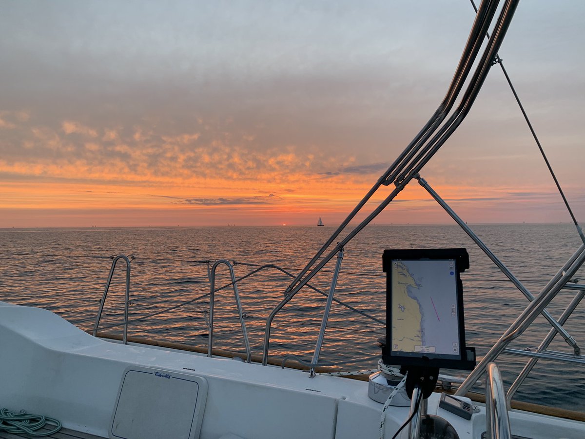 DetSandra's tweet photo. Good morning #LakeHuron! The #BYCMack sails on toward the island! Uneventful night about Phantom here, which is good! https://t.co/6AqDNZNZcW