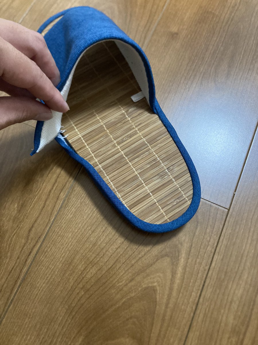 den8zao's tweet photo. イオンで買ったスリッパが3日で壊れてしまった。
#イオン
#スリッパ https://t.co/yLSmgGooJd