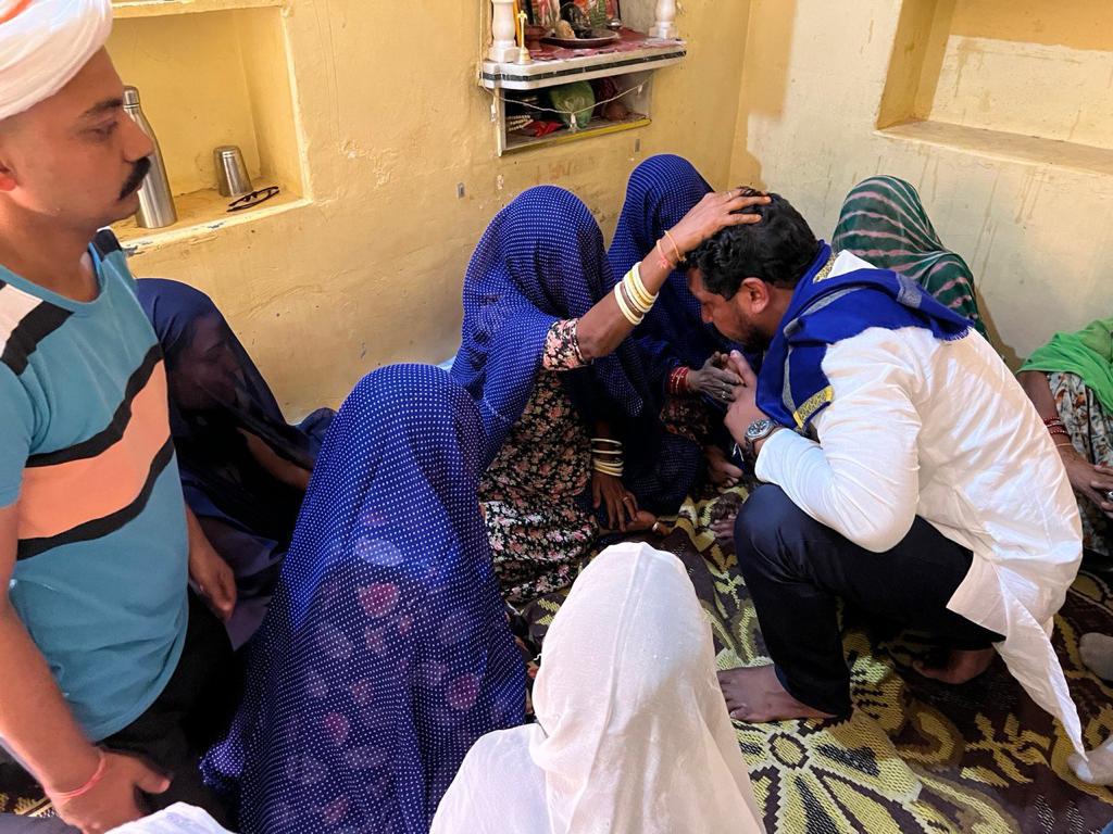 राजस्थान पाली मे जितेंद्र मेघवाल हत्याकांड को लेकर चल रहे आंदोलन को सरकार ने कुछ लोगो के माध्यम से अफवाह फैलवा कर भ्रमित करने का काम किया।
<a href="/ashokgehlot51/">Ashok Gehlot</a> ये ना समझे कि, मै मेरे परिवार को न्याय दिलाये बगैर अकेला छोड़ दूंगा। भाई जितेंद्र को न्याय दिलाने के लिये जल्द आंदोलन होगा।