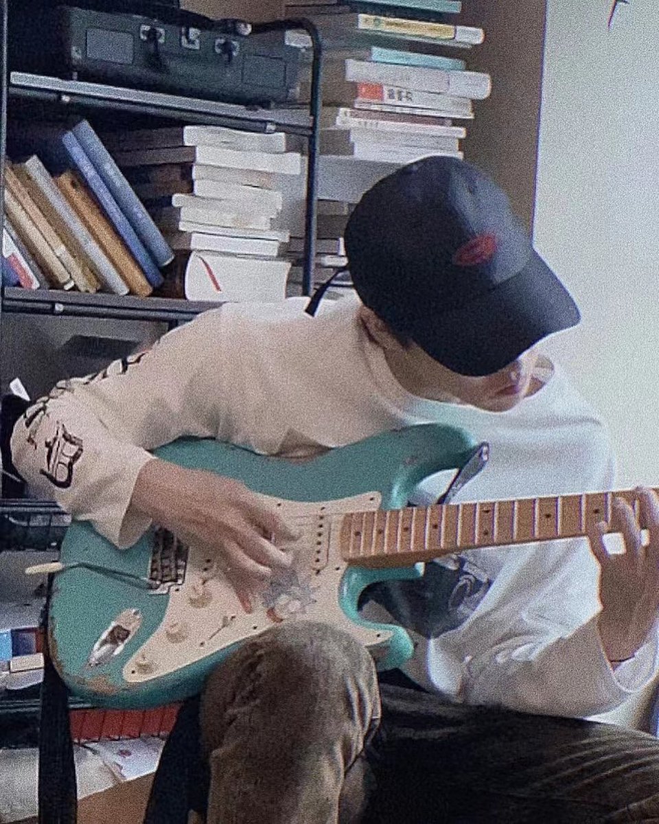 pp__dora's tweet photo. Omg
Santa's IG update with Runze's guitar  😭😭😭

Into1 x sgxq crumbs 
#into1_santa #sgxq #yangrunze https://t.co/5ezHu8YP0J