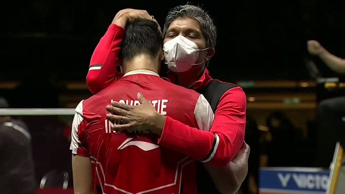 BadmintonLive1's tweet photo. TUNGGAL PUTRA INDONESIA DI TAHUN 2022

JOJO > Juara #SwissOpen2022
CHICO > Juara #MalaysiaMasters2022 
GINTING > Juara #SingaporeOpen2022 

Coach irwansyah yg pertama kali peluk mereka saat mereka menang atau kalah

Terimakasih Coach Irwansyah 🙏👏 https://t.co/aLcehlrVYO
