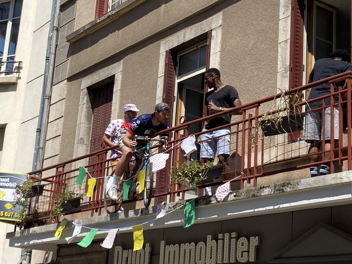PresseSports's tweet photo. Mieux que le vélo d’appartement, le vélo de balcon ! #TDF2022 #TDFCP https://t.co/Rv3ENh92v4