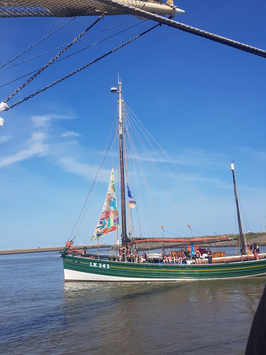 Vanochtend zijn de eerste tallships al vertrokken naar Antwerpen. Om 13u begint de grote #SailOut. Kom jij de tallships uitzwaaien? 👋 #TSRH2022 #Harlingen