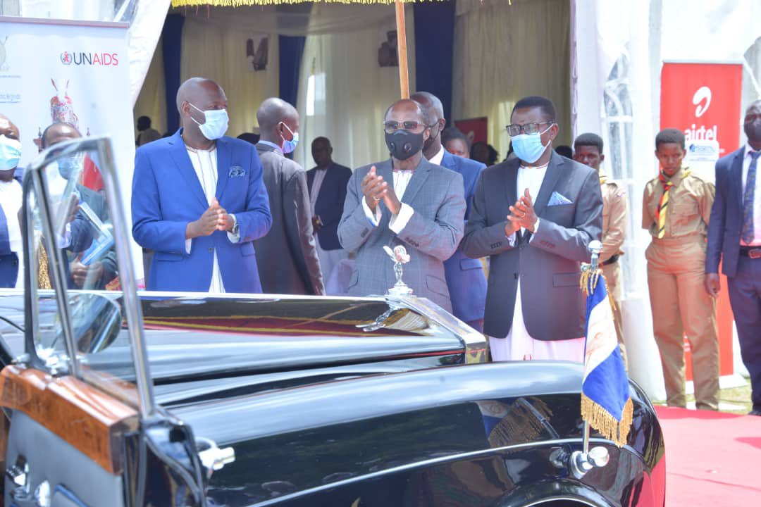 newvisionwire's tweet photo. The Kabaka of Buganda, Ronald Muwenda Mutebi, has today received the reconditioned Rolls Royce that belonged Ssekabaka Muteesa.
#VisionUpdates https://t.co/Y9Yx5NyeNh