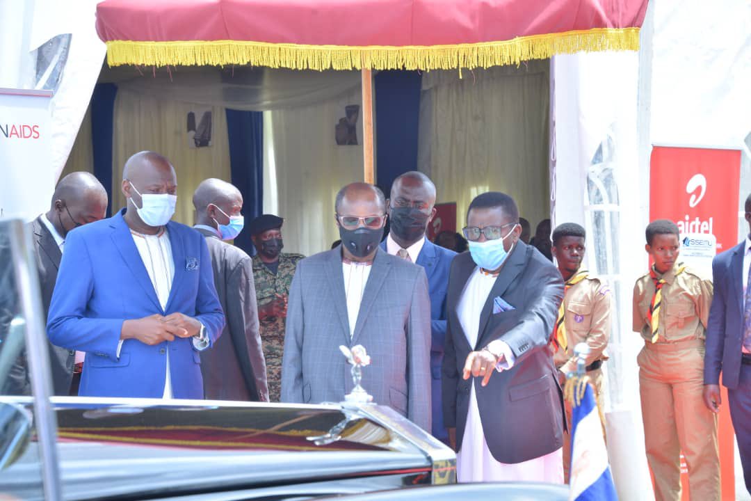 newvisionwire's tweet photo. The Kabaka of Buganda, Ronald Muwenda Mutebi, has today received the reconditioned Rolls Royce that belonged Ssekabaka Muteesa.
#VisionUpdates https://t.co/Y9Yx5NyeNh
