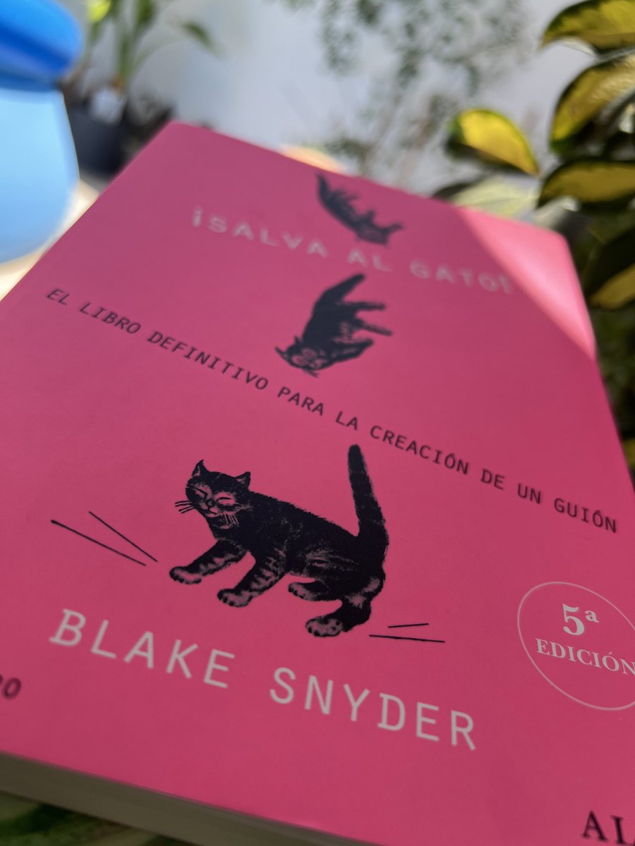 CalafatCastillo's tweet photo. #SalvaAlGato de #BlakeSnyder es el libro que todo guionista debería leer si su deseo es conocer las técnicas indispensables que su guión debe contener! https://t.co/83oy1rDJzu