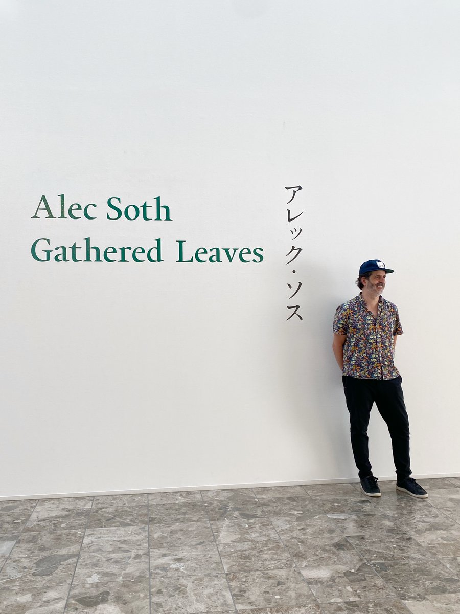 KanagawaMoMA's tweet image. 【葉山館】現在個展を開催中のアレック・ソス氏が葉山館に来館されました。写真は取材対応中のソス氏です。
#Alecsoth　#KanagawaMoMA