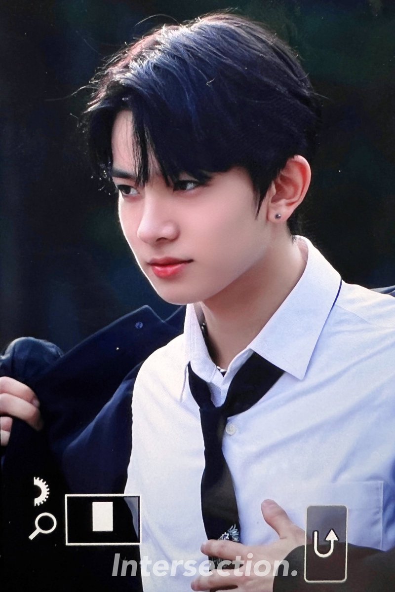 Intersection got me in the best way, ever. Kudos to the great day, Sunday feels like a never-ending blessing through my way. The sun was mad, kinda, but black and white have always been a concept, aren’t they?