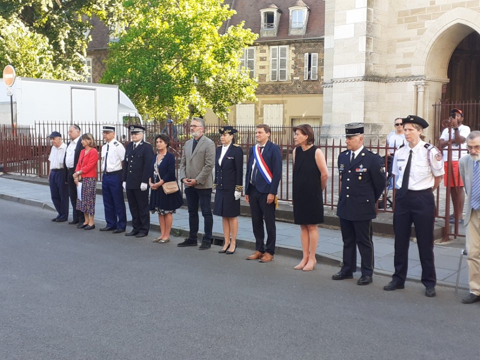 Prefet03's tweet photo. Valérie HATSCH @Prefet03 a présidé à Moulins la cérémonie commémorative des victimes des crimes racistes et antisémites de l'Etat français, et l'hommage aux justes de la Nation, aux côtés des autorités civiles et militaires et des représentants de la communauté juive. https://t.co/q5pRO7iWU9