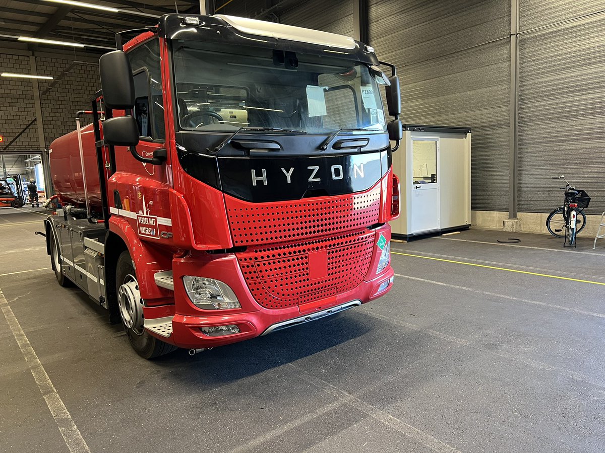 Carlholthausen's tweet photo. truck for the municipality of Groningen in the Netherlands. equipped with electric PTO pump. development of everything on this truck me and my team at Hyzon worked on. and is full of new technology. #Hyzon #proud. @gem_groningen @hydrogeneurope #Ridged #truck #Hydrogen https://t.co/6l4vdczAye