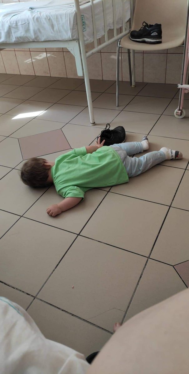 DaemianHu's tweet photo. Amikor egy pillanatra megáll a szíved pedig csak melege van 🫠 #dadlife #szülőlife #dolgok https://t.co/LbBAKAQSCV