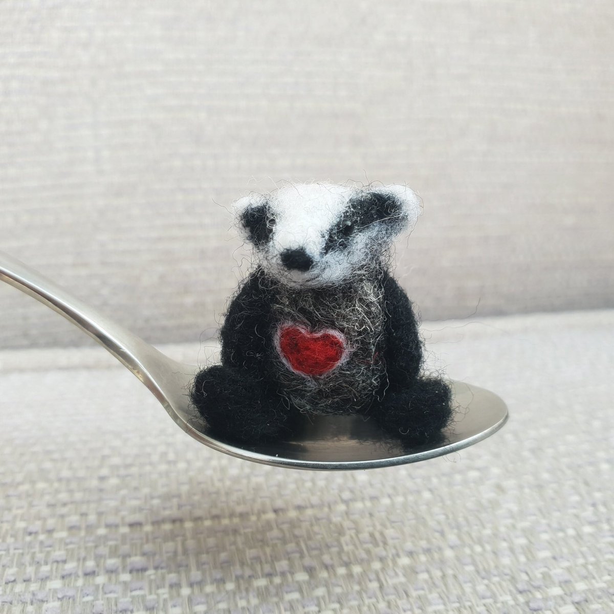 Please meet my latest creation! The most sweetest little Badger named Larry. He will come gift wrapped. 
Thank you ❤️
etsy.me/3PhIJja
#miniatures #badger #etsy #handmade #love