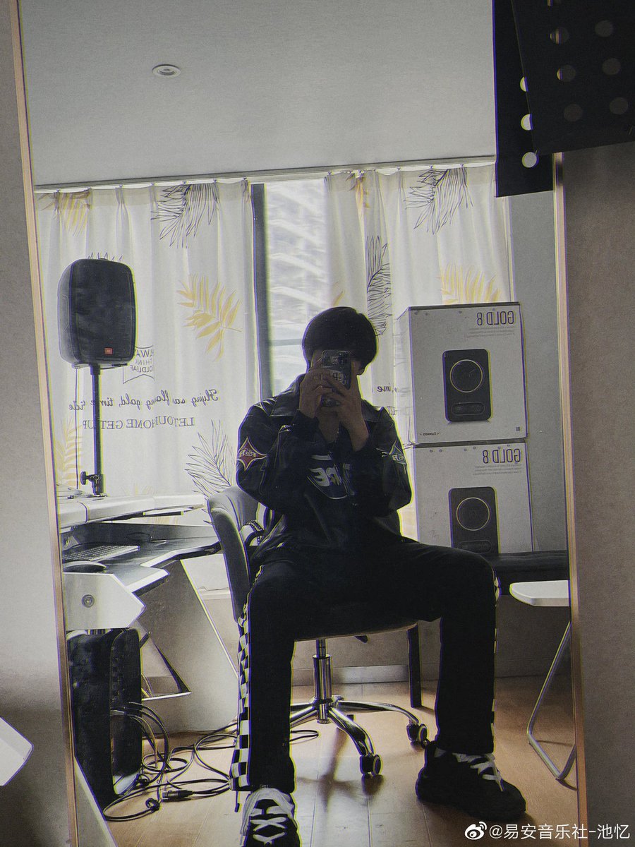 Chiyi_TH's tweet photo. [#CYxWeibo] 
220717 #ChiYi weibo:
“ทำงาน”

#YiAnMusicClub #易安音乐社 #池忆 https://t.co/78t7uWG6tf